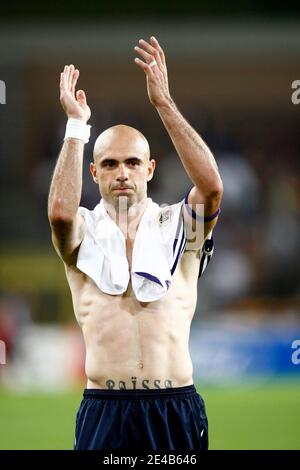 Lyon's Cris feiert den Sieg mit Anhängern am Ende des Champions-League-Play-off-Fußballspiels zwischen Olympique Lyonnais von Lyon (Frankreich) und Royal Sporting Club Anderlecht (Belgien) im Stadion Constant Vanden Stock in Anderlecht, Belg Stockfoto