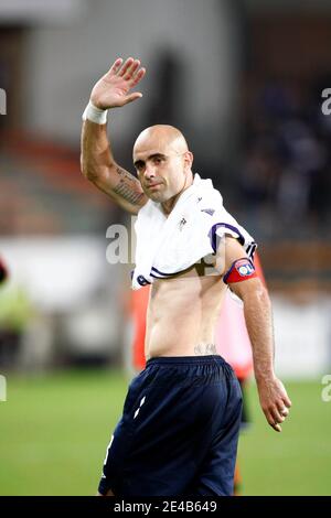 Lyon's Cris feiert den Sieg mit Anhängern am Ende des Champions-League-Play-off-Fußballspiels zwischen Olympique Lyonnais von Lyon (Frankreich) und Royal Sporting Club Anderlecht (Belgien) im Stadion Constant Vanden Stock in Anderlecht, Belg Stockfoto