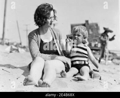 MARILYN MONROE (1926-1962) amerikanische Filmschauspielerin mit ihrer Mutter Gladys Pearl Baker ca. 1929 Stockfoto