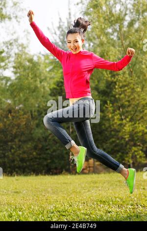 Junge Frau tun Übung im Freien hochwertige Foto Stockfoto