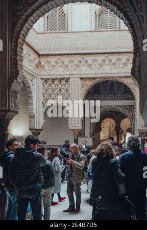 Sevilla, Spanien - 19. Januar 2020: Blick durch den Bogen der Lobby Alcazar von Sevilla, ein königlicher Palast, der für den christlichen König Peter von Kastilien gebaut wurde Stockfoto