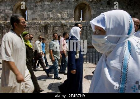 Eine Palästinenserin trägt eine chirurgische Gesichtsmaske, als sie wartet, um das Haram el-Sharif (das Heilige Heiligtum) und die al-Aqsa Moschee zu betreten, um am 28. August 2009 an den ersten Freitagsgebeten im muslimischen heiligen Monat Ramadan in der Jerusalemer Altstadt, Israel, teilzunehmen. Muslime auf der ganzen Welt feiern den heiligen Monat Ramadan, wo die Beobachter fasten von Sonnenaufgang bis Sonnenuntergang. Foto von Olivier Fitoussi/ABACAPRESS.COM Stockfoto