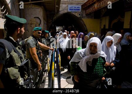 Palästinenser gehen an israelischen Grenzpolizisten vorbei, nachdem sie am 28. August 2009 in der Al Aqsa Moschee in der Jerusalemer Altstadt, Israel, für den heiligen Fastenmonat Ramadan gebetet haben. Muslime auf der ganzen Welt feiern den heiligen Monat Ramadan, wo die Beobachter fasten von Sonnenaufgang bis Sonnenuntergang. Foto von Olivier Fitoussi/ABACAPRESS.COM Stockfoto