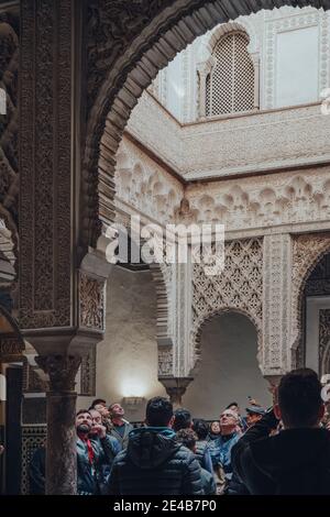 Sevilla, Spanien - 19. Januar 2020: Blick durch den Bogen der Lobby Alcazar von Sevilla, ein königlicher Palast, der für den christlichen König Peter von Kastilien gebaut wurde Stockfoto