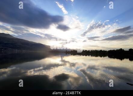 Ein traurisches Idyll ist der Sonnenaufgang am Pamvotida-See. Der wurde über Jahrzehnte durch Phosphor und landwirtschaftliche Äbwässer verseucht, Ionnina, Epirus, Nordgriechenland Stockfoto