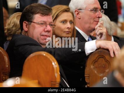 Der irische Premierminister Brian Cowen (L) sitzt mit Sarah Brown, der Frau des britischen Premierministers Gordon Brown, während sie den Beginn des Gottesdienstes in abwarten. Während der Trauerfeier für US-Senator Edward Kennedy in der Basilika unserer Lieben Frau der ewigen Hilfe in Boston, MA, USA, am 29. August, 2009. Senator Kennedy starb am späten Dienstag nach einem Kampf mit Krebs. Poolfoto von Brian Snyder/ABACAPRESS.COM (im Bild: Sarah Brown, Brian Cowen) Stockfoto