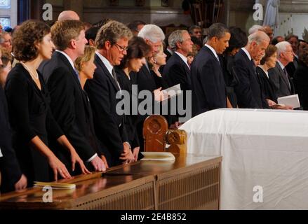 Die weiße drapierte Schatulle von Senator Edward Kennedy sitzt vor (L-R) die Senators Stieftochter Caroline Raclin, sein Sohn Kongressabgeordneter Patrick Kennedy, Tochter Kara Kennedy Allen, sein Sohn Edward Kennedy Jr., seine Witwe Vicki Reggie Kennedy, ehemaliger Präsident Bill Clinton, Außenministerin Hillary Clinton, Der ehemalige Präsident George W. Bush, Präsident Barack Obama und First Lady Michelle Obama, Vizepräsident Joseph Biden, die ehemalige First Lady Rosalynn Carter und der ehemalige Präsident Jimmy Carter. Während der Beerdigung für US-Senator Edward Kennedy in der Basilika unserer Lieben Frau von Perpetual Help in Stockfoto