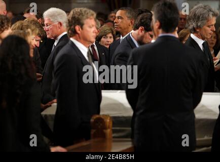 Pallbearers von der Kennedy einschließlich (L-R) Senator Edward Kennedy Sohn Edward Kennedy Jr, sein Stiefsohn Curran Raclin (mit Bart) und sein Neffe Bobby Shriver, Tragen Sie Kennedys weiße drapierte Schatulle an dem ehemaligen Präsidenten Bill Clinton und Präsident Barack Obama (hinten) vorbei während der Beerdigung für US-Senator Edward Kennedy in der Basilika unserer Lieben Frau der ewigen Hilfe in Boston, MA, USA, am 29. August 2009. Senator Kennedy starb am späten Dienstag nach einem Kampf mit Krebs. Poolfoto von Brian Snyder/ABACAPRESS.COM (im Bild: Bill Clinton, Edward Kennedy Jr, Barack Obama, Curran Raclin, Bobby Stockfoto