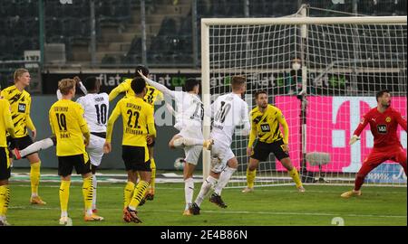 Mönchengladbach, Deutschland. 22. Jan, 2021. firo: 22.01.2021, Fußball: 1. Bundesliga, Saison 2020/21 Borussia Monchengladbach, Gladbach - BVB, Borussia Dortmund Marcus Thuram, schießt, dass, Tor, zu, 4: 2 Quelle: dpa/Alamy Live News Stockfoto