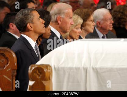 Die weiße drapierte Schatulle von Senator Edward Kennedy sitzt vor Präsident Barack Obama und First Lady Michelle Obama, Vizepräsident Joseph Biden und seine Frau Jill, Ehemalige First Lady Rosalynn Carter und ehemaliger Präsident Jimmy Carter. Während der Beerdigung für US-Senator Edward Kennedy in der Basilika unserer Lieben Frau von Perpetual Help in Boston, Massachusetts 29. August 2009. Senator Kennedy starb am späten Dienstag nach einem Kampf mit Krebs. Pool-Foto von Brian Snyder/ABACAPRESS.COM (im Bild: Barack Obama, Michelle Obama, Joseph Biden, Jill Biden, Rosalynn Carter, Jimmy Carter) Stockfoto