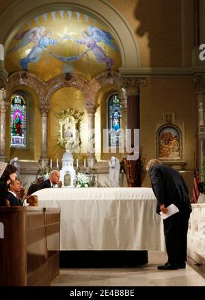Senator Edward Kennedys Sohn Edward Kennedy Jr. beugt sich, um die Schatulle seines Vaters zu küssen, während Präsident Barack Obama sich um ihn kümmert, nachdem Kennedy in der Basilika unserer Lieben Frau von Perpetual Help in Boston, Massachusetts, am 29. August 2009 Erinnerungen an seinen Vater anbot. Poolfoto von Brian Snyder/ABACAPRESS.COM (im Bild: Edward Kennedy Jr, Barack Obama) Stockfoto