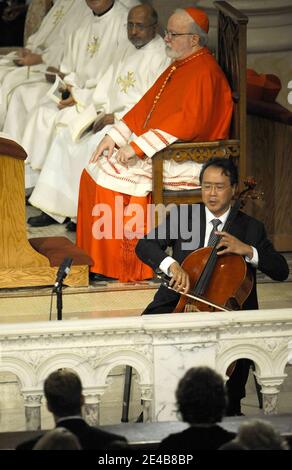 Der Cellist Yo-Yo Ma preforms in der Our Lady of Perpetual Help Catholic Church in Boston, Massachusetts für die Beerdigung von Edward Kennedy am 29. August 2009. Poolfoto von CJ Gunther/ABACAPRESS.COM Stockfoto