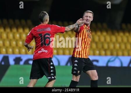 Benevento, Italien. Januar 2021. Benevento, Italien, Ciro Vigorito Stadion, 22. Januar 2021, Riccardo Improta (Benevento Calcio) Kamil Glik (Benevento Calcio) während Benevento Calcio gegen Torino FC - Italian Football Serie A Spiel Credit: Emmanuele Mastrodonato/LPS/ZUMA Wire/Alamy Live News Stockfoto