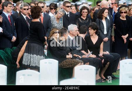 Rene Cahir, Ehefrau von Marine Corps Sergeant William Cahir, 40, schaut während einer Beerdigung am Montag, 31 2009. August auf dem Arlington National Cemetery, Arlington, in Virginia am Montag, 31 2009. August. Cahir, gebürtiger Bellefonte, Pennsylvania, war ein ehemaliger Nachrichtenreporter und Kongresskandidat. Er starb am 13. August während der Unterstützung von Kampfhandlungen in der Provinz Helmand, Afghanistan. Cahir wurde 2003 nach den Anschlägen vom 11. September 2001 in das Marine Corps Reserve aufgenommen. Foto von Olivier Douliery /ABACAPRESS.COM (im Bild: Rene Cahir) Stockfoto