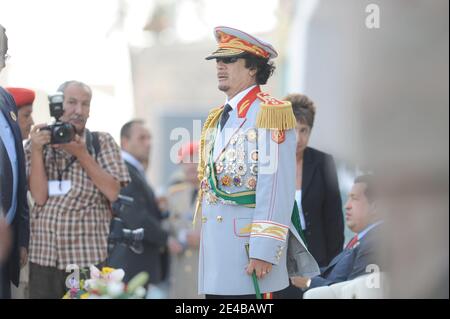 Der libysche Führer Muammar Gaddafi wurde vor einer Militärparade am 1. September 2009 in Tripolis, Libyen, im Rahmen vieler Feierlichkeiten zum 40. Jahrestag der Revolution von "Al Fateh", angeführt von Muammar Gaddafi, am 1. September 1969 gesehen. Die Parade umfasste Bands aus vielen Ländern, darunter die französische Legion Etrangere und wurde von vielen Staatsoberhäuptern besucht. Foto von Ammar Abd Rabbo/ABACAPRESS.COM Stockfoto