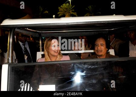 Der libysche Führer Muammar Gaddafi und seine Tochter Aisha sahen am 1. September 2009 in einem Golfwagen bei einer Multi-Millionen-Euro-Show in Tripolis, Libyen, ankommen, als Teil vieler Feierlichkeiten zum 40. Jahrestag der Revolution "Al Fateh", geführt von Muammar Gaddafi, am 1. September 1969. Die Show feierte verschiedene Aspekte der libyschen Geschichte, von libyschen pharaon bis zu Gaddafis "grüner Macht". Foto von Ammar Abd Rabbo/ABACAPRESS.COM Stockfoto