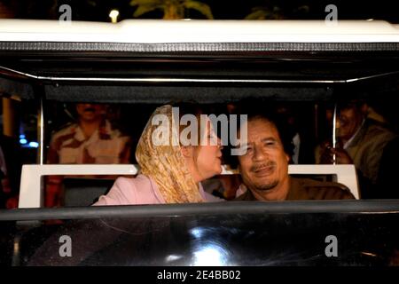 Der libysche Führer Muammar Gaddafi und seine Tochter Aisha sahen am 1. September 2009 in einem Golfwagen bei einer Multi-Millionen-Euro-Show in Tripolis, Libyen, ankommen, als Teil vieler Feierlichkeiten zum 40. Jahrestag der Revolution "Al Fateh", geführt von Muammar Gaddafi, am 1. September 1969. Die Show feierte verschiedene Aspekte der libyschen Geschichte, von libyschen pharaon bis zu Gaddafis "grüner Macht". Foto von Ammar Abd Rabbo/ABACAPRESS.COM Stockfoto