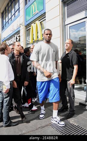 LeBron James von den Cleveland Cavaliers verließ am 2. September 2009 das McDonald's auf dem Place Clichy in Paris und eröffnete mit dem Bürgermeister des 9. Bezirks Jacques Bravo einen Spielplatz. Foto von ABACAPRESS.COM Stockfoto