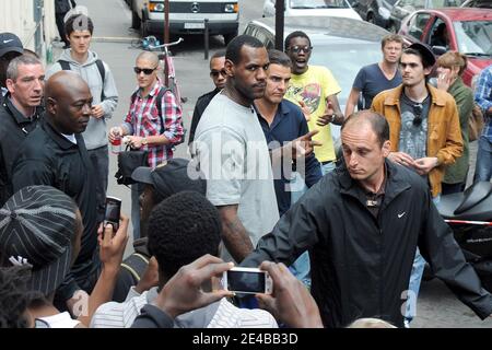 LeBron James von den Cleveland Cavaliers verließ am 2. September 2009 das McDonald's auf dem Place Clichy in Paris und eröffnete mit dem Bürgermeister des 9. Bezirks Jacques Bravo einen Spielplatz. Foto von ABACAPRESS.COM Stockfoto