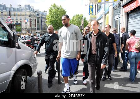 LeBron James von den Cleveland Cavaliers verließ am 2. September 2009 das McDonald's auf dem Place Clichy in Paris und eröffnete mit dem Bürgermeister des 9. Bezirks Jacques Bravo einen Spielplatz. Foto von ABACAPRESS.COM Stockfoto