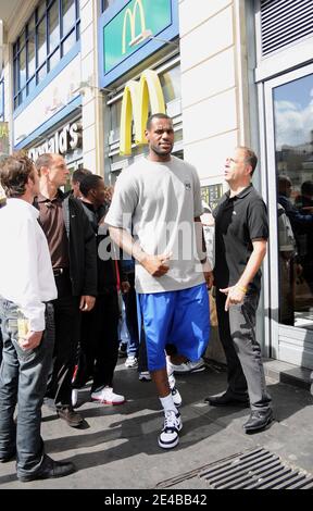 LeBron James von den Cleveland Cavaliers verließ am 2. September 2009 das McDonald's auf dem Place Clichy in Paris und eröffnete mit dem Bürgermeister des 9. Bezirks Jacques Bravo einen Spielplatz. Foto von ABACAPRESS.COM Stockfoto