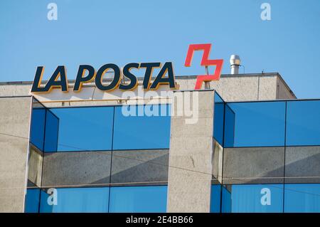 Locarno, Tessin, Schweiz - 16. Januar 2021 : Blick auf das Schild der Schweizerischen Post (La Posta auf italienisch) auf einem Gebäude in Locarno. La Posta / Die Post Stockfoto