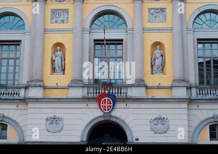 Lugano, Tessin, Schweiz - 12. Januar 2021 : Vorderansicht des wunderschön dekorierten Rathauses von Lugano in der Schweiz Stockfoto