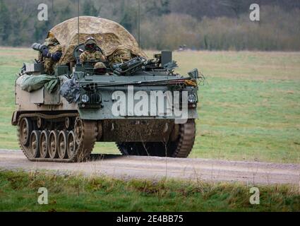 FV430 in Bewegung, voll beladen mit Truppe bergens unter einer Planenabdeckung Stockfoto