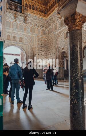 Sevilla, Spanien - 19. Januar 2020: Reisegruppe im Botschaftersaal im Alcazar von Sevilla, einem königlichen Palast, der für den christlichen König Peter von C. erbaut wurde Stockfoto