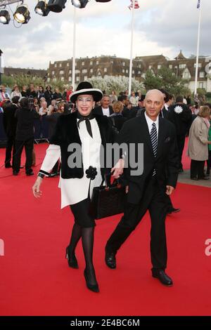 Genevieve De Fontenay und ihr Sohn Xavier posieren während der Eröffnungsfeier des 35. 'Deauville American Film Festival' in Deauville, Frankreich am 4. September 2009. Foto von Denis Guignebourg/ABACAPRESS.COM Stockfoto