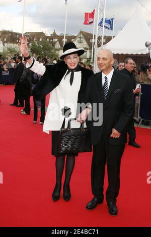 Genevieve De Fontenay und ihr Sohn Xavier posieren während der Eröffnungsfeier des 35. 'Deauville American Film Festival' in Deauville, Frankreich am 4. September 2009. Foto von Denis Guignebourg/ABACAPRESS.COM Stockfoto