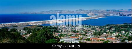 Erhöhter Blick auf die Stadt am Wasser, Morro Bay, San Luis Obispo County, Kalifornien, USA Stockfoto