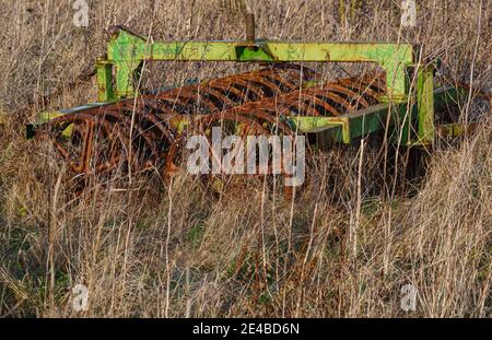 Verlassene Furrow Press Farm Maschinen auf Salisbury Plain Stockfoto