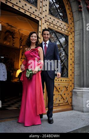 EXKLUSIV. Hochzeit des belgischen Prinzen Edouard de Ligne La Tremoille mit der italienischen Schauspielerin Isabella Orsini in Antoing, Belgien am 2. September 2009. Die standesamtliche Trauung wurde im Rathaus von Antoings Bourgmestre, Bernard Bowens und mit Isabellas Zeugen Livia Lupatelli und Edouards Zeugen Alex Vanopbroeke sowie Familienangehörigen und Verwandten gefeiert. Nach der Zeremonie traf das frisch verliebte Fürstenpaar die Menge und bot den Dorfbewohnern einen Cocktail in ihrer Burg an. Die religiöse Hochzeit findet am 5. September 2009 in Antoing statt. Foto von Christophe Guibbaud/ABACAPRESS.COM Stockfoto