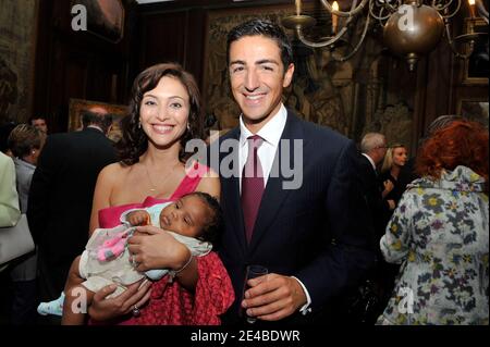 EXKLUSIV. Der belgische Prinz Edouard de Ligne La Tremoille mit der frisch vermählten italienischen Schauspielerin Isabella Orsini, die am 2. September 2009 mit dem Baby eines Freundes in Antoing, Belgien posiert. Die standesamtliche Trauung wurde im Rathaus von Antoings Bourgmestre, Bernard Bowens und mit Isabellas Zeugen Livia Lupatelli und Edouards Zeugen Alex Vanopbroeke sowie Familienangehörigen und Verwandten gefeiert. Nach der Zeremonie traf das frisch verliebte Fürstenpaar die Menge und bot den Dorfbewohnern einen Cocktail in ihrer Burg an. Die religiöse Hochzeit findet am 5. September 2009 in Antoing statt. Foto von Chr. Stockfoto