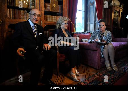 EXKLUSIV. Die Eltern der italienischen Schauspielerin Isabella Orsini und die Zeugin Livia Lupatelli in Antoing, Belgien, am 2. September 2009. Die standesamtliche Trauung wurde im Rathaus von Antoings Bourgmestre, Bernard Bowens und mit Isabellas Zeugen Livia Lupatelli und Edouards Zeugen Alex Vanopbroeke sowie Familienangehörigen und Verwandten gefeiert. Nach der Zeremonie traf das frisch verliebte Fürstenpaar die Menge und bot den Dorfbewohnern einen Cocktail in ihrer Burg an. Die religiöse Hochzeit findet am 5. September 2009 in Antoing statt. Foto von Christophe Guibbaud/ABACAPRESS.COM Stockfoto