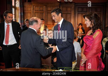 EXKLUSIV. Hochzeit des belgischen Prinzen Edouard de Ligne La Tremoille mit der italienischen Schauspielerin Isabella Orsini in Antoing, Belgien am 2. September 2009. Die standesamtliche Trauung wurde im Rathaus von Antoings Bourgmestre, Bernard Bowens und mit Isabellas Zeugen Livia Lupatelli und Edouards Zeugen Alex Vanopbroeke sowie Familienangehörigen und Verwandten gefeiert. Nach der Zeremonie traf das frisch verliebte Fürstenpaar die Menge und bot den Dorfbewohnern einen Cocktail in ihrer Burg an. Die religiöse Hochzeit findet am 5. September 2009 in Antoing statt. Foto von Christophe Guibbaud/ABACAPRESS.COM Stockfoto