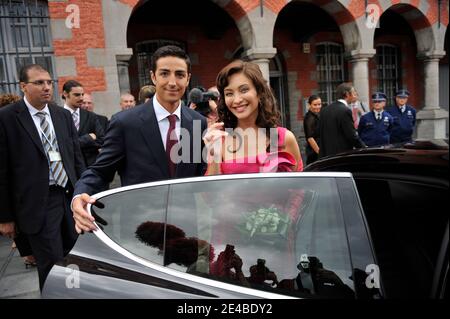 EXKLUSIV. Hochzeit des belgischen Prinzen Edouard de Ligne La Tremoille mit der italienischen Schauspielerin Isabella Orsini in Antoing, Belgien am 2. September 2009. Die standesamtliche Trauung wurde im Rathaus von Antoings Bourgmestre, Bernard Bowens und mit Isabellas Zeugen Livia Lupatelli und Edouards Zeugen Alex Vanopbroeke sowie Familienangehörigen und Verwandten gefeiert. Nach der Zeremonie traf das frisch verliebte Fürstenpaar die Menge und bot den Dorfbewohnern einen Cocktail in ihrer Burg an. Die religiöse Hochzeit findet am 5. September 2009 in Antoing statt. Foto von Christophe Guibbaud/ABACAPRESS.COM Stockfoto