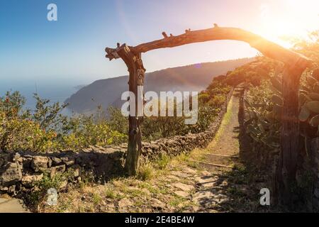 Eine alte Torbogen aus Holz vor dem Beginn einer alten ländlichen Trail. Luftaufnahme von Las Playas. Die wunderbare Landschaft von Mirador de Isora, El Hi Stockfoto