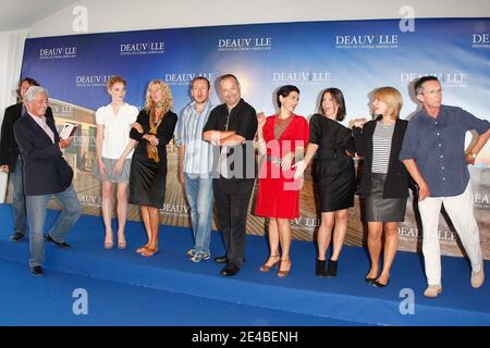 (L bis R) französischer Regisseur und Drehbuchautor Bruno Podalydes, französischer Drehbuchautor Jean-Loup Dabadie, belgische Schauspielerin Deborah Francois, französische Schauspielerin Sandrine Kiberlain, französischer Schauspieler und Regisseur Dany Boon, französischer Regisseur Jean-Pierre Jeunet (Präsident), israelische Schauspielerin Hiam Abbass, französische Schauspielerin Geraldine Pailhas, Die belgische Schauspielerin Emilie Dequenne und der französische Regisseur Patrice Leconte posieren für eine Fotoschau während des 35. 'Deauville American Film Festival' am 7. September 2009 in Deauville, Frankreich. Foto von Denis Guignebourg/ABACAPRESS.COM Stockfoto