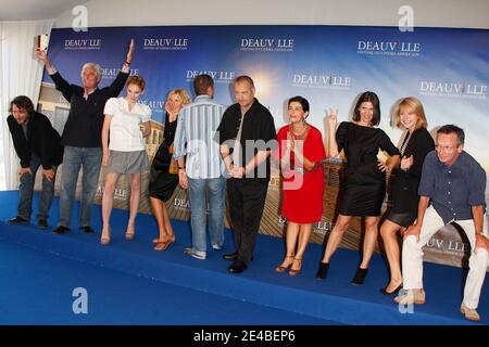 (L bis R) französischer Regisseur und Drehbuchautor Bruno Podalydes, französischer Drehbuchautor Jean-Loup Dabadie, belgische Schauspielerin Deborah Francois, französische Schauspielerin Sandrine Kiberlain, französischer Schauspieler und Regisseur Dany Boon, französischer Regisseur Jean-Pierre Jeunet (Präsident), israelische Schauspielerin Hiam Abbass, französische Schauspielerin Geraldine Pailhas, Die belgische Schauspielerin Emilie Dequenne und der französische Regisseur Patrice Leconte posieren für eine Fotoschau während des 35. 'Deauville American Film Festival' am 7. September 2009 in Deauville, Frankreich. Foto von Denis Guignebourg/ABACAPRESS.COM Stockfoto