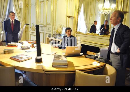 Exklusiv. Der französische Premierminister Francois Fillon im Bild mit Jean-Paul Faugere (Principal Private Secretary) und Igor Mitrofanoff (Councelor) während einer Kabinettssitzung im Büro des Premierministers im Hotel Matignon in Paris, Frankreich, am 31. August 2009. Foto von Elodie Gregoire/ABACAPRESS.COM Stockfoto