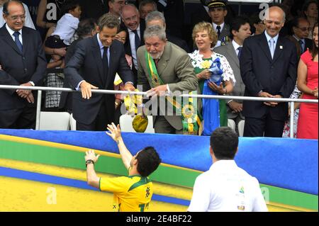 Der französische Präsident Nicolas Sarkozy, der brasilianische Präsident Luiz Inacio Lula da Silva und seine Frau Marisa Leticia nehmen am 7. September 2009 an der brasilianischen Unabhängigkeitsparade in Brasilia, Brasilien, Teil. Nicolas Sarkozy ist im Rahmen der gedenkfeiern zum Jahr Frankreichs in Brasilien auf einem zweitägigen Besuch in Brasilien. Foto von Elodie Gregoire/ABACAPRESS.COM Stockfoto