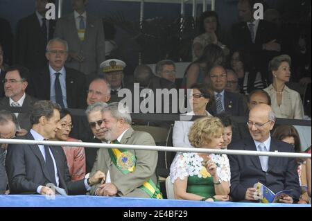 Der französische Präsident Nicolas Sarkozy, der brasilianische Präsident Luiz Inacio Lula da Silva und seine Frau Marisa Leticia nehmen am 7. September 2009 an der brasilianischen Unabhängigkeitsparade in Brasilia, Brasilien, Teil. Nicolas Sarkozy ist im Rahmen der gedenkfeiern zum Jahr Frankreichs in Brasilien auf einem zweitägigen Besuch in Brasilien. Foto von Elodie Gregoire/ABACAPRESS.COM Stockfoto