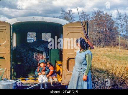 Zigeunerfrau und zwei kleine Kinder auf der Rückseite eines van, La Roque-sur-Cèze, Gard, Frankreich, in den frühen sechziger Jahren. Stockfoto