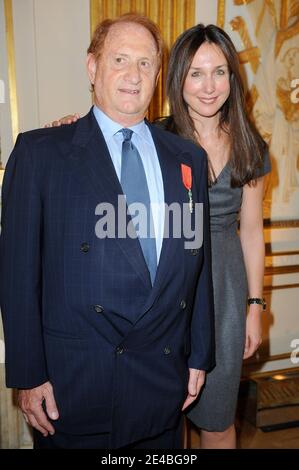 DER US-Produzent Mike Medavoy posiert mit Elsa Zylberstein, nachdem er am 9. September 2009 das Insignien des Chevalier de la Legion d'Honneur von Frederic Mitterrand in Paris, Frankreich, erhalten hat. Foto von Thierry Orban/ABACAPRESS.COM Stockfoto