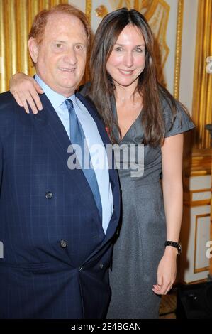 DER US-Produzent Mike Medavoy posiert mit Elsa Zylberstein, nachdem er am 9. September 2009 das Insignien des Chevalier de la Legion d'Honneur von Frederic Mitterrand in Paris, Frankreich, erhalten hat. Foto von Thierry Orban/ABACAPRESS.COM Stockfoto