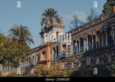 Sevilla, Spanien - 19. Januar 2020: Aus der Sicht der Menschen, die in der Grutescos-Galerie in Alcazar von Sevilla spazieren gehen, einem königlichen Palast, der für die Chris gebaut wurde Stockfoto