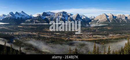 Blick auf die Stadt Canmore, Bow Valley, Alberta, Kanada Stockfoto