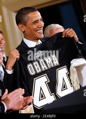 Präsident Barack Obama erhält ein Trikot von den Pittsburgh Penguins während einer Zeremonie, um sie für ihren Stanley-Cup-Meisterschaftssieg 2009 am 10. September 2009 in Washington, DC, USA am 10. September 2009 zu ehren. Foto von Olivier Douliery /ABACAPRESS.COM Stockfoto